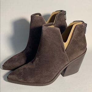 Vince Camuto Gigietta Brown Suede Ankle Boots - Size 8.5